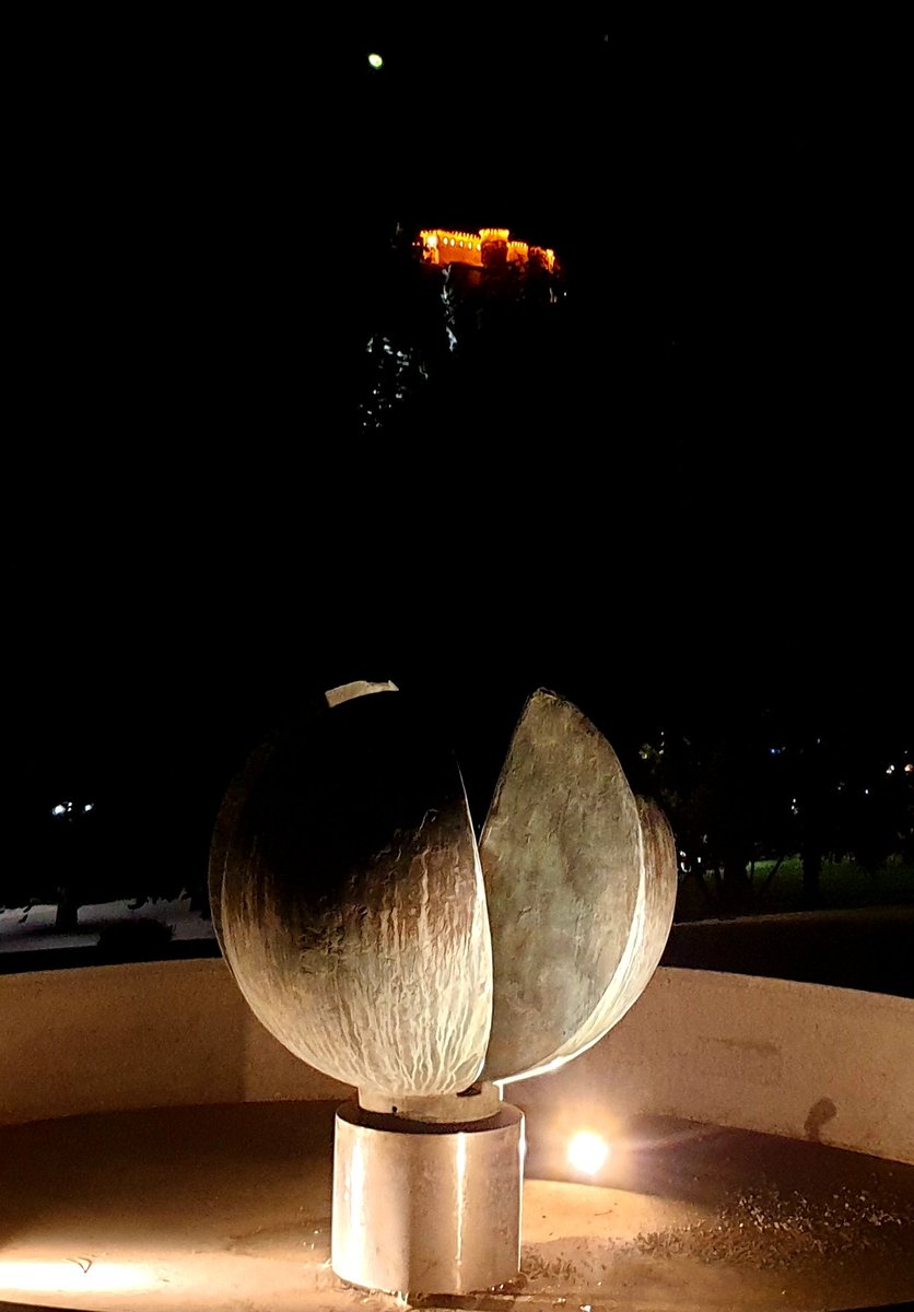 KatjaKomadina's tweet photo. Fountain in front of the Municipality of Bled with a distant view of Bled Castle 🏰🌙 #bled #visitbled #bledcastle #nightview #blejskigrad #summertime https://t.co/lypoQIHuxm