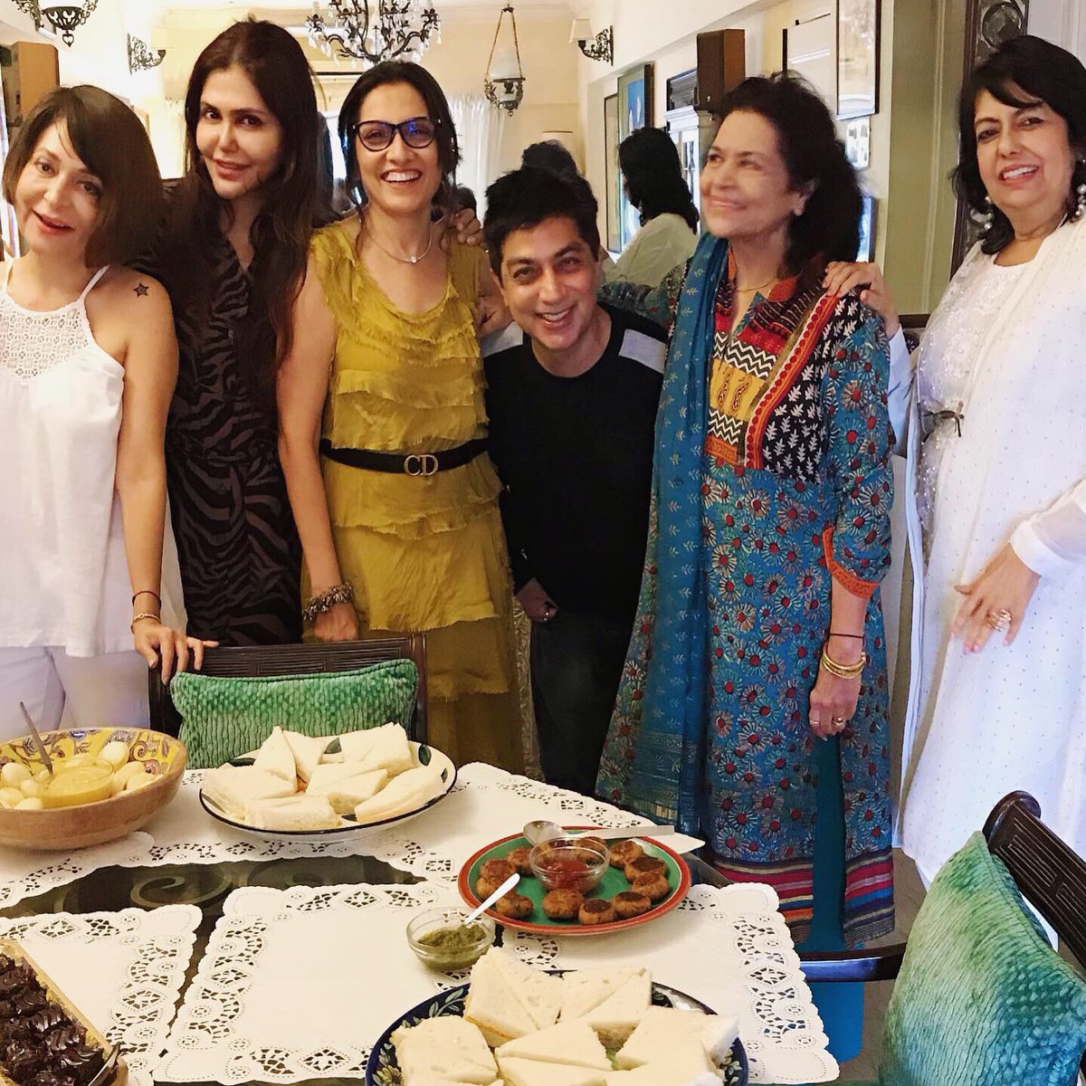 nishjamvwal's tweet photo. beautiful evening of shared stories confidences (zero agendas) in #friendship - where we meet only to drink tea peppered with real moments of vulnerabilities intertwined with humour joiedevivre bravery honesty love of the kind that span lifetimes #foodfactfun #TuesdayMotivation https://t.co/LB1IkOihce