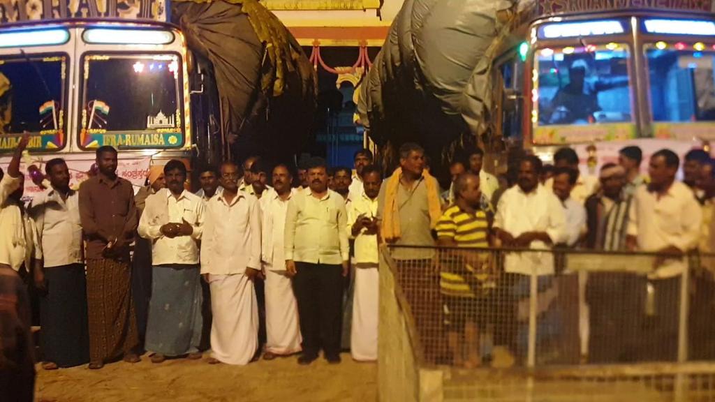 MPRBJP's tweet photo. ರಾಜ್ಯದಲ್ಲಿ ಆಗಿರುವ ಅತಿವೃಷ್ಟಿಯಿಂದ ಜನತೆ ಸಂಕಷ್ಟಕ್ಕೀಡಾಗಿದ್ದು ಅವರು ಸಾಕಿದ್ದ ಜಾನುವಾರುಗಳಿಗೆ ಮೇವಿಲ್ಲದಂತಾಗಿದೆ. ಹೊನ್ನಾಳಿಯ ಕುಂದೂರು ಗ್ರಾಮದಿಂದ ಜಾನುವಾರುಗಳಿಗಾಗಿ 2ಟ್ರಕ್ ಲೋಡ್ ಮೇವು ಕಳಿಸಿಕೊಡಲಾಯಿತು.
#Honnali #Nyamathi #SaveGouMatha #KarnatakaFloods2019 https://t.co/jzS0tbtCuv