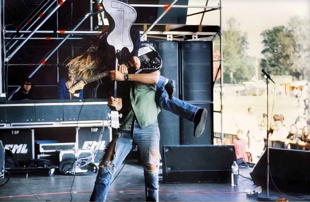 арбенина рваные джинсы