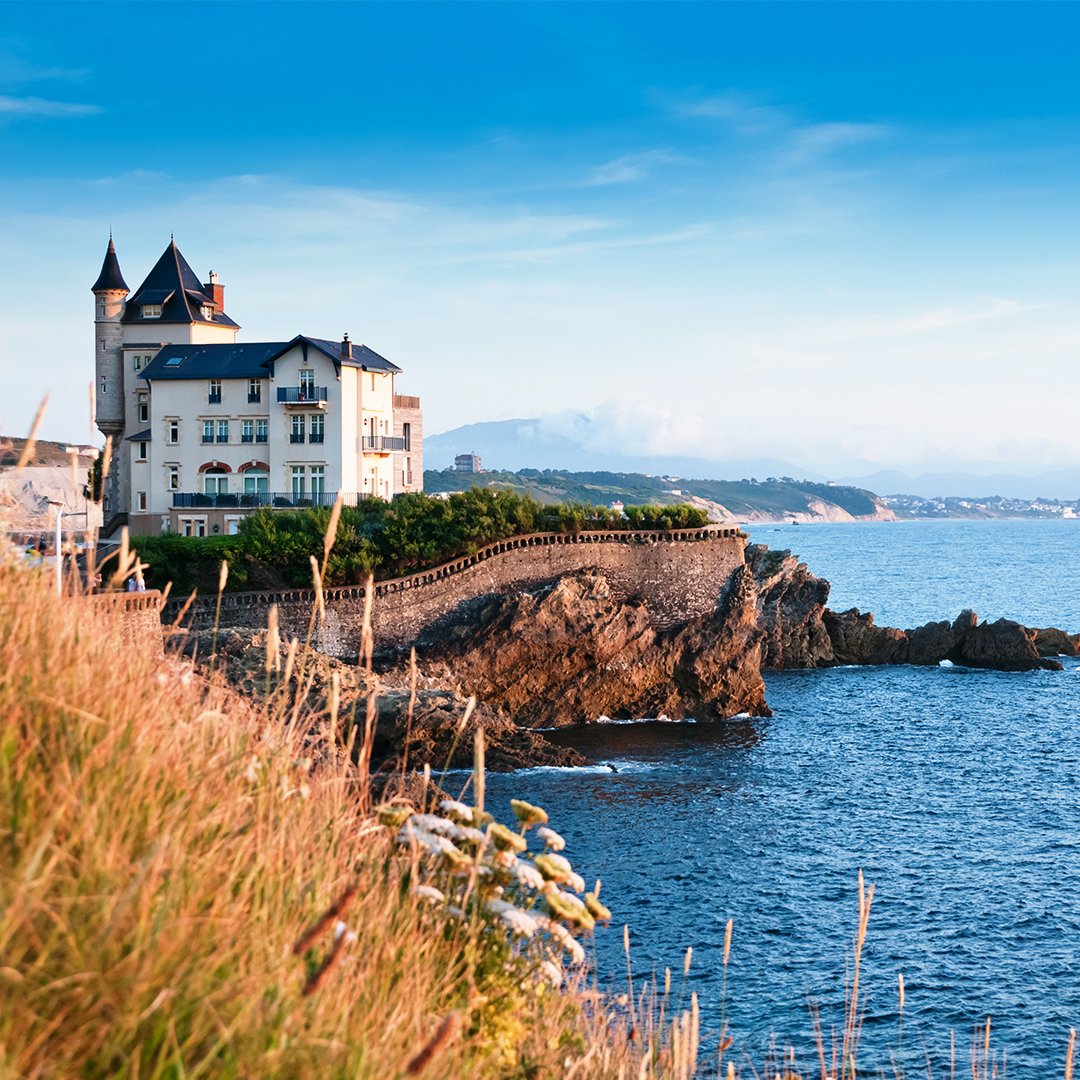 EOStweets's tweet image. 🇫🇷 Known for its beautiful coastline and for being the first known location of surfing in Europe, Biarritz has plenty to offer! Check out our free guide on moving to France on our website 🏄👉 everythingoverseas.com

#France #expats #movingabroad #TuesdayThoughts
