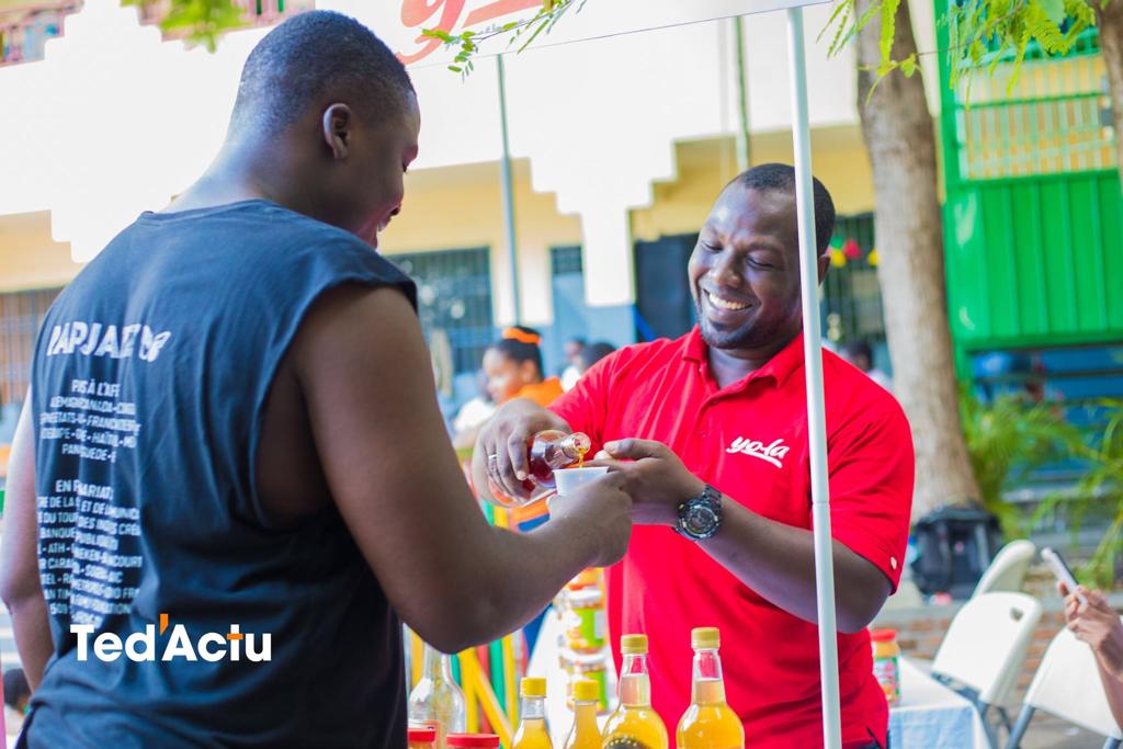 ProduitsYo_la's tweet photo. Chez les @ProduitsYo_la Le sourire est toujours sur nos lèvres quand il s'agit de servir nos clients.

Cultivons ensemble la positive Attitude 👍

Crédit Photo 📸: Ted' Actu

#GoutezLaDifference #ProduitsYola
#Haiti https://t.co/qAtomWISXW