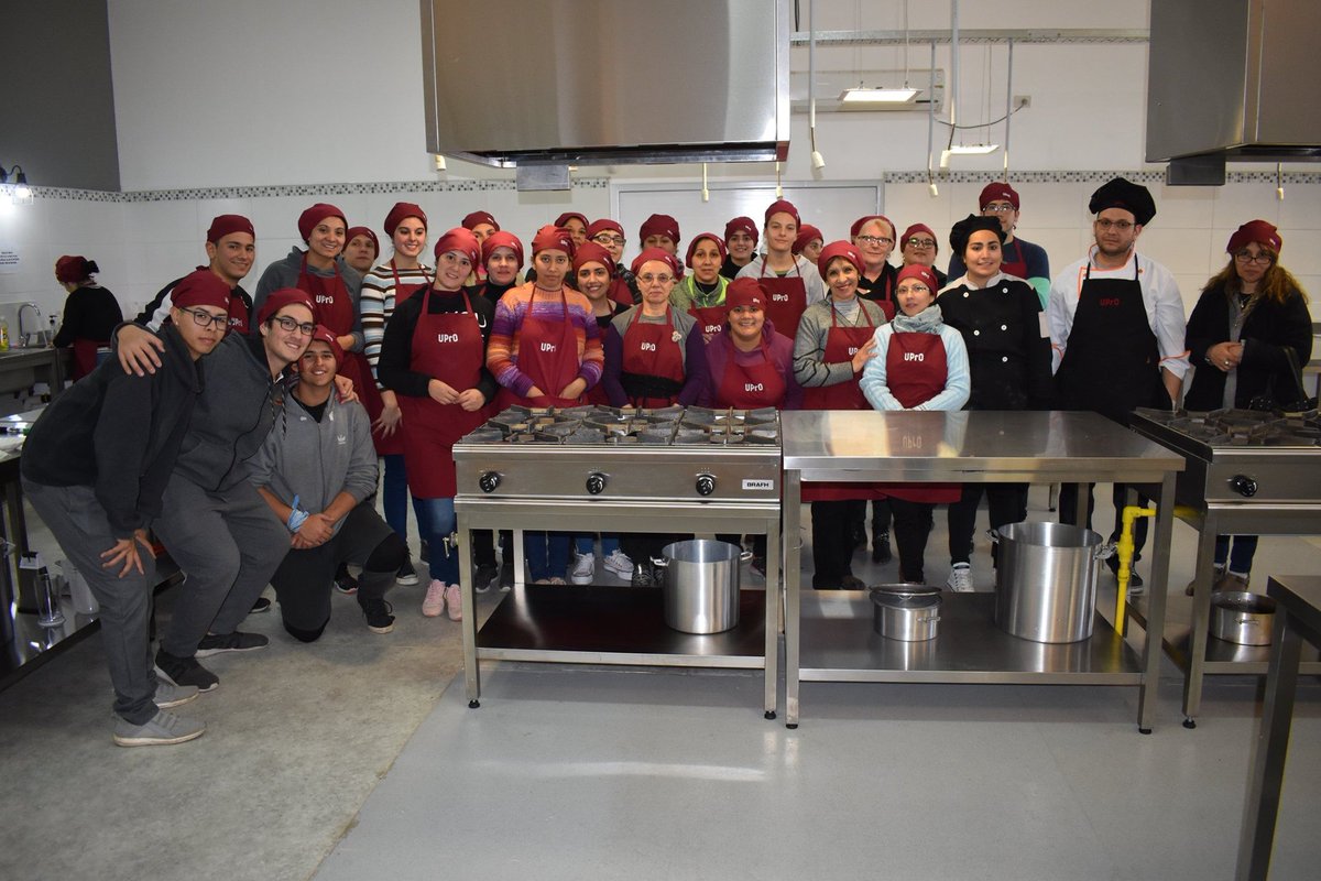 UPrO20's tweet photo. Alumnos de la Esc. Técnica No. 3, Eva Duarte, visitaron las instalaciones UPrO. Con la idea de realizar un práctico para una materia de la especialidad de Turismo,fueron recibidos por Johana Sanoguera, Directora de carrera y Carlos Lozano, encargado del curso de Maestro Cocinero. https://t.co/d1SXqmmITF