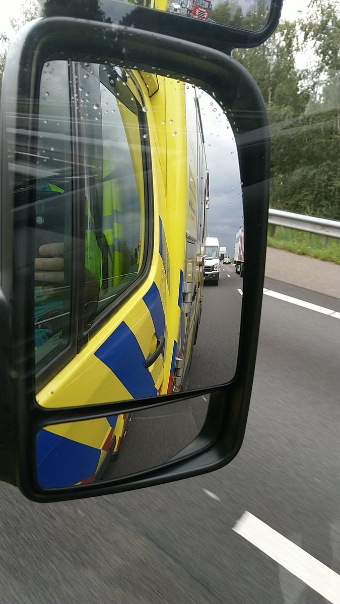 AmbuTomTom's tweet photo. Alsjeblieft medeweggebruikers. Als wij met zwaailicht en sirene rijden, ga niet kleven. Dit brengt ons, de patiënt en anderen in gevaar. #dmvda. (Hopelijk is het de @Politie gelukt deze man na melding aan te spreken op zijn gedrag.) https://t.co/SedAC0Ba9r