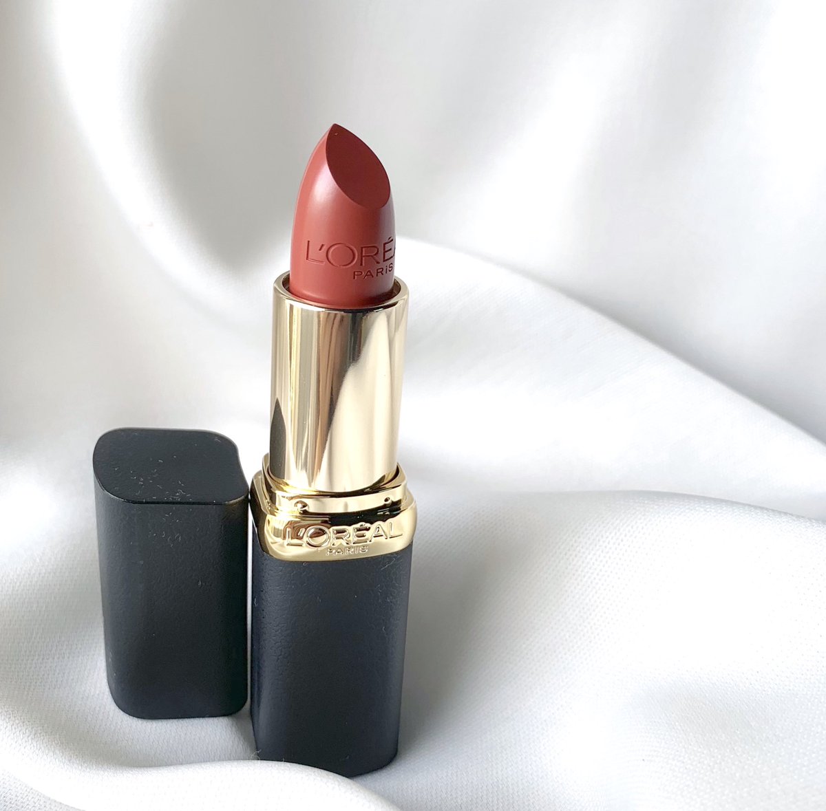 BubblesxMakeup's tweet image. 𝐋’𝐨𝐫𝐞𝐚𝐥 𝘤𝘰𝘭𝘰𝘳 𝘳𝘪𝘤𝘩𝘦 

❝ เบอร์ 220 chocolate rouge

เป็นสีชมพูที่ดีมากกๆ ชมพูอมน้ำตาลตุ่นๆติ่งส้มนิดๆ นัวมาก สีน่ารักก เก็บเข้าลิสท์everyday look lipstick เนื้อลิปจะออกครีมมี่แมท ไม่ทำให้ปากแห้ง ไม่ตกร่อง พกจก็สวยหรูมากๆ ❞

#ColorRiche #LaBrick #LorealParisTH