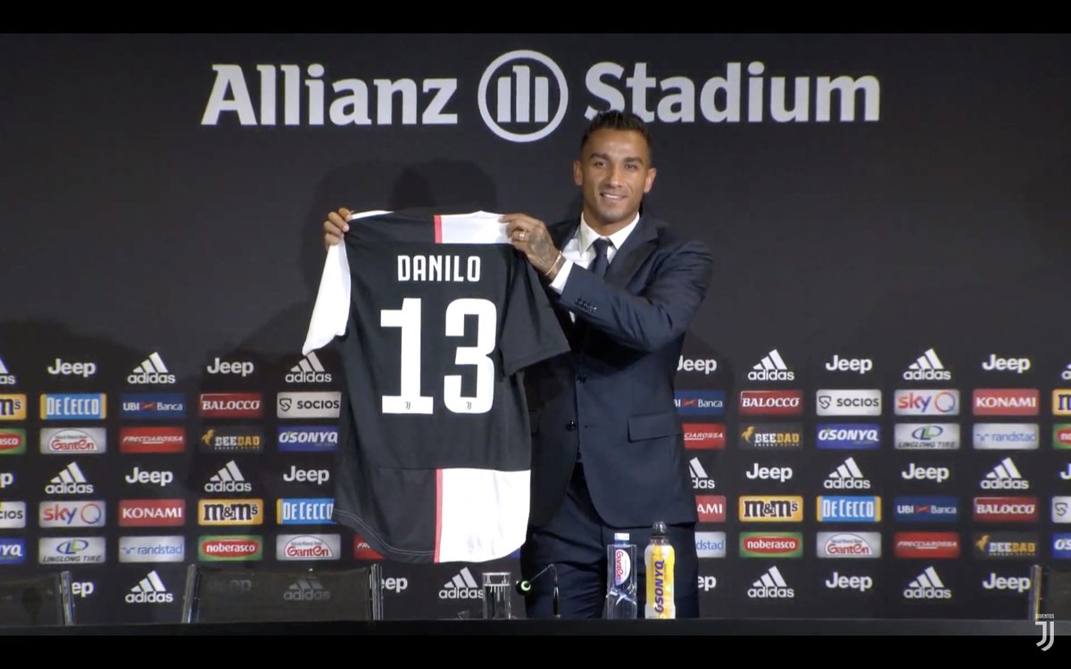 juventusfcen's tweet photo. ⚪️⚫️Presenting Juventus' new No.1️⃣3️⃣ ⚫️⚪️
#WelcomeDanilo https://t.co/wOlcZMYlRN