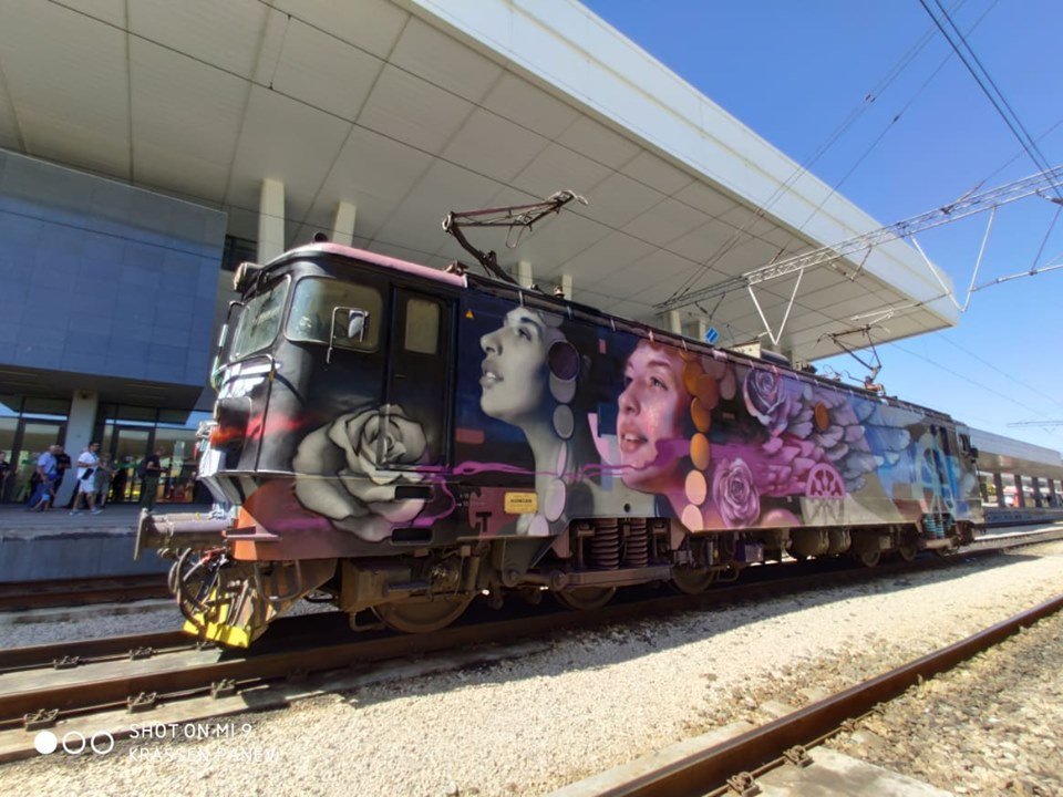 places2stay's tweet photo. Bulgarian Railways 🎨 Who would miss such a journey? 😍
#graffiti artist: Ernaste #nassimo
https://t.co/Ti5YVx1Da8
#trains #bdz #murals https://t.co/i0KjWeeaiJ