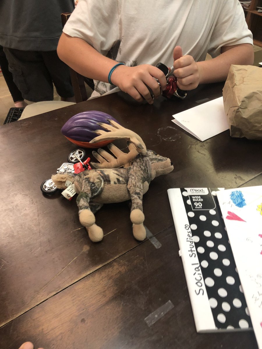 AmyWells950's tweet photo. Artifacts bags. Using thinking skills. #thinkinglikeangistorian #TheErwinWay #Whateverittakea https://t.co/2pTI9hbLIy