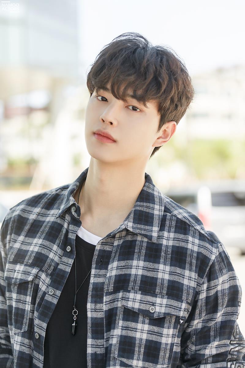 𝑙𝑜𝑣𝑒 𝑓𝑜𝑟 𝑺𝒐𝒏𝒈 𝑲𝒂𝒏𝒈 (송배우) on Twitter: "190813 SONG KANG at Namooactors Naver Post "송강X루카 버스킹 현장을 모아모아🎶 잘생김 가득 송강 배우 포스트가 궁금하다면?" (1) - #송강 #SONGKANG #악마가너의이름을부를때 #악마歌 #좋아하면울리는 ...