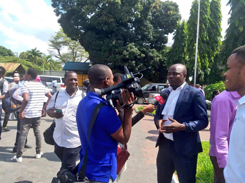 wazalendotv's tweet photo. Kesi ya 'uchochezi' inayomkabili Kiongozi wa Chama cha ACT Wazalendo Ndugu Zitto Kabwe katika Mahakama ya Hakimu Mkazi Kisutu itaendelea kusikilizwa kesho tarehe 14 Agosti 2019 kuanzia saa 2.30 asbh ambapo jumla ya mashahidi 6 wa Jamhuri wanatarajiwa kutoa ushahidi. https://t.co/lv1euIMO3S