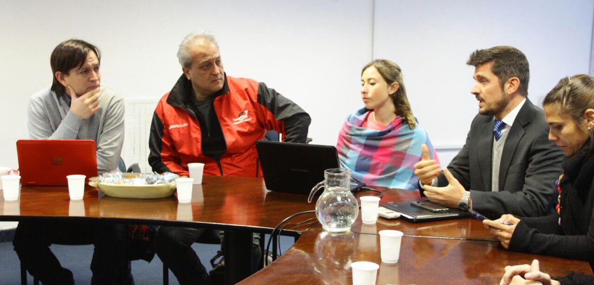 PrensaTucTur's tweet photo. El pdte. @SebaGiobellina encabeza la reunión de coordinación del @F1Powerboat que se realizará en septiembre en El Cadillal. Participan directores del organismo, organizadores de la carrera, Policía Lacustre, Defensa Civil y Medio Ambiente. https://t.co/SLLuNzk3PA