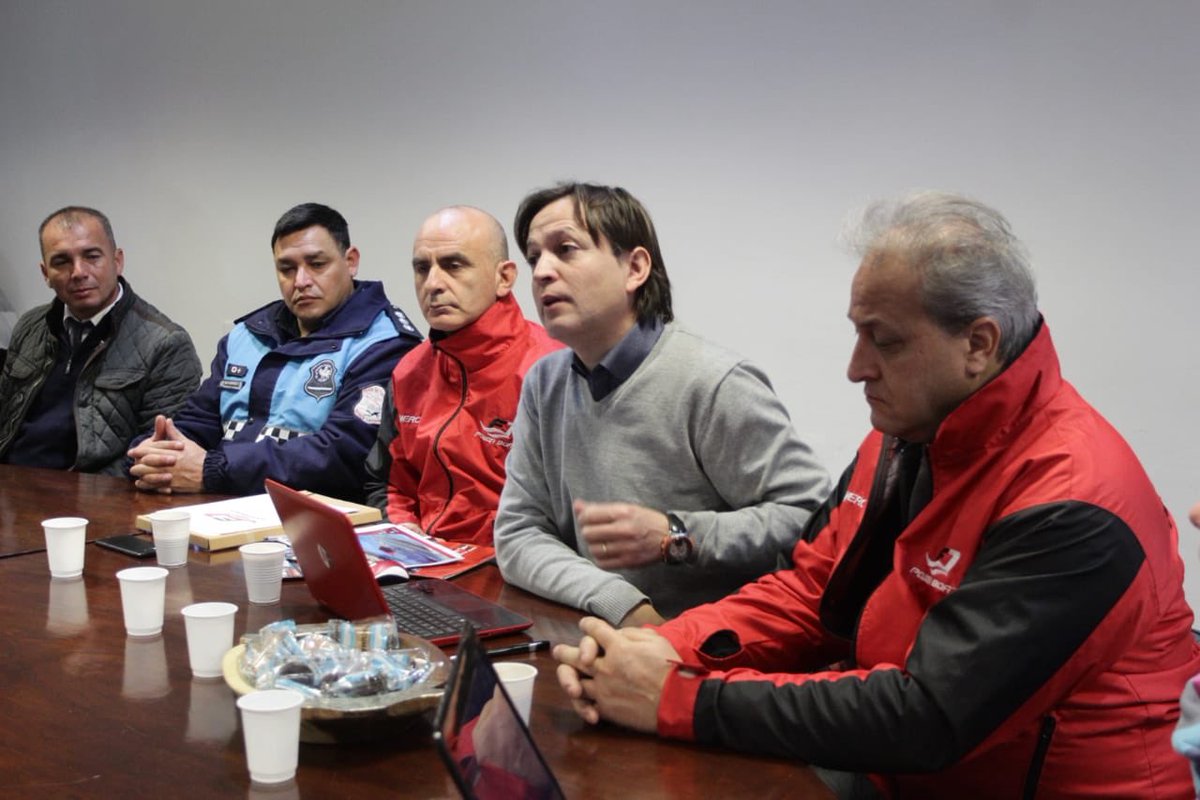PrensaTucTur's tweet photo. El pdte. @SebaGiobellina encabeza la reunión de coordinación del @F1Powerboat que se realizará en septiembre en El Cadillal. Participan directores del organismo, organizadores de la carrera, Policía Lacustre, Defensa Civil y Medio Ambiente. https://t.co/SLLuNzk3PA