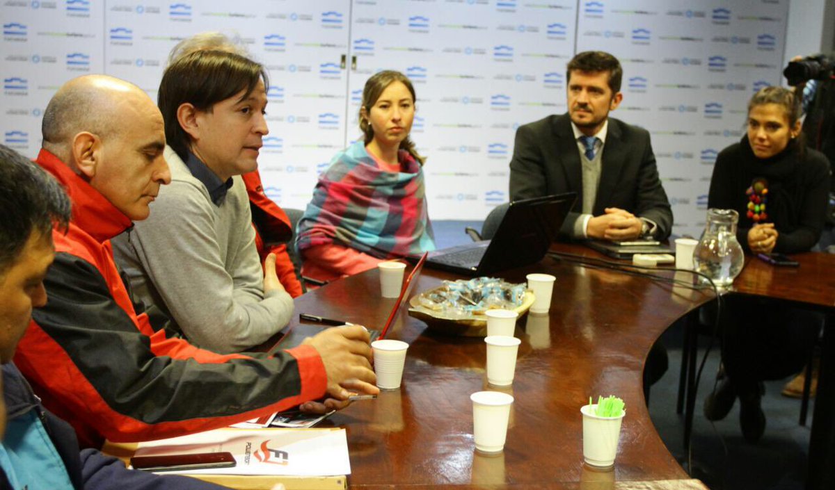PrensaTucTur's tweet photo. El pdte. @SebaGiobellina encabeza la reunión de coordinación del @F1Powerboat que se realizará en septiembre en El Cadillal. Participan directores del organismo, organizadores de la carrera, Policía Lacustre, Defensa Civil y Medio Ambiente. https://t.co/SLLuNzk3PA