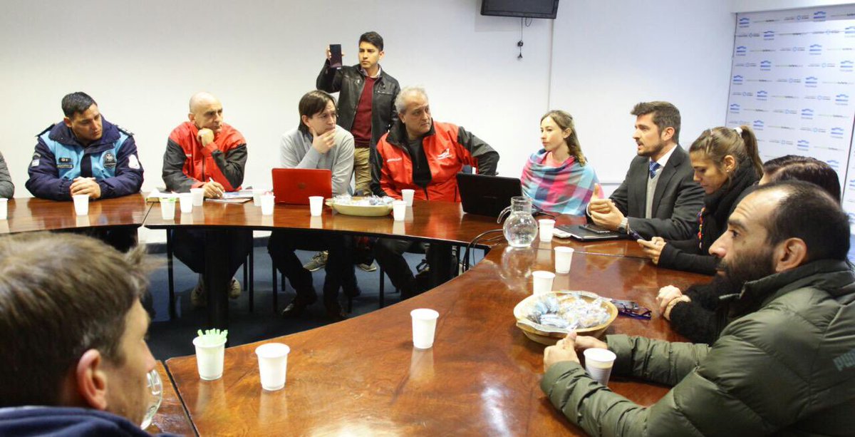 El pdte. <a href="/SebaGiobellina/">Sebastián Giobellina</a> encabeza la reunión de coordinación del <a href="/F1Powerboat/">F1 Powerboat</a> que se realizará en septiembre en El Cadillal. Participan directores del organismo, organizadores de la carrera, Policía Lacustre, Defensa Civil y Medio Ambiente.