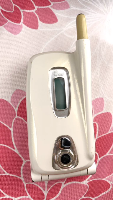 au初のカメラ付き携帯電話、A3012CAの実物発掘‼️✨
2002年4月発売時、乙幡君が大学入学と同時に購入したので、乙幡君と写メールを送り合いたい綾©︎も急いで購入したという設定なんだけど、、、この絵、アンテナの位置間違ってん… 