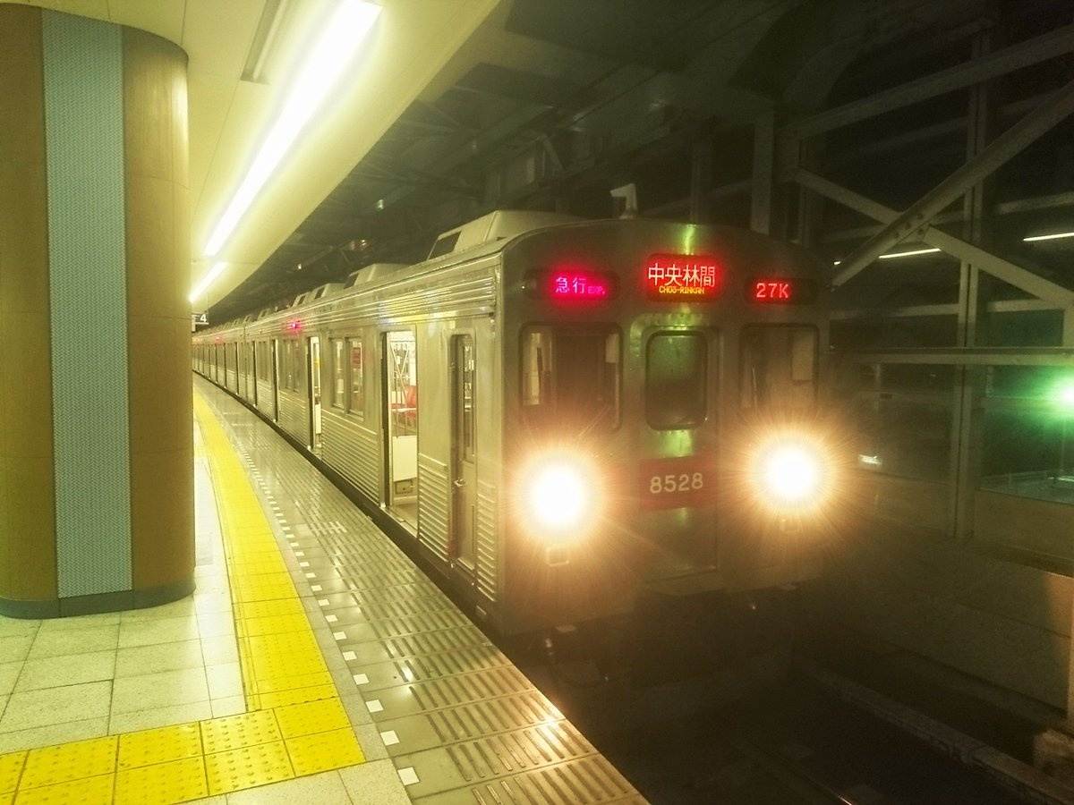 kannabi_kuon's tweet photo. 東急8628F、中央林間行き。
1枚目:北千住駅停車中を浅草方より。
2枚目:先頭車両(10号車)、乗務員室の窓上部の8528のプレート。
3枚目:現在では見る機会がほとんどなくなった、昔ながらの扇風機。
よく見ると、羽根の隙間から見える銘板にはToshibaのロゴが。
#東急8500系 #8628F https://t.co/jXXfJNGZXF