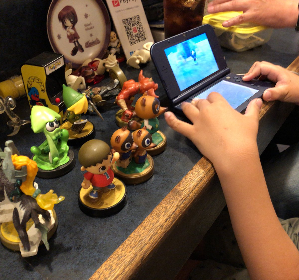 cos283's tweet photo. カンパしに来たら息子がamiiboに囲まれてテンション上がって思わず長居してるやつ
#AButton #ゲームバー #秋葉原 https://t.co/CqASLb1jHT