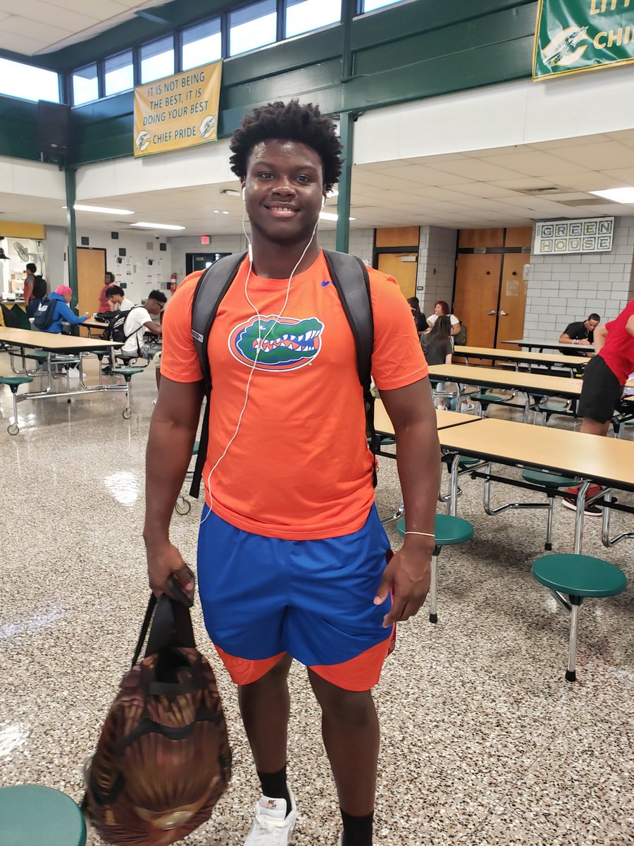 CHS_SAO_AP's tweet photo. Every Tuesday, College Rep Day. Thanks Zae for representing the Gators. 
@CHS_APC @AthleticsChambo 
@ChamberlainHigh @ChiefsMediaCtr https://t.co/3WIqEPZZCI