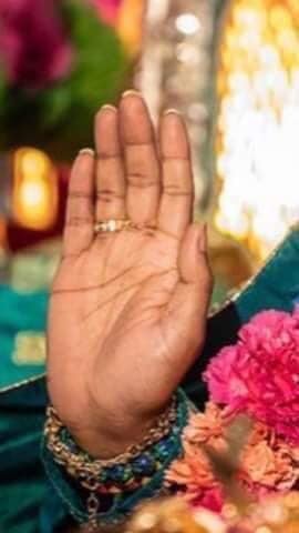 ShantiDevaCh's tweet photo. Secondo il Vedanta, ogni azione ha una conseguenza, non c’è azione priva di un risultato buono o cattivo; esso può arrivare immediatamente, dopo molti giorni o mesi o vite. Se, ad esempio, state affettando un frutto e vi tagliate un dito, il sanguinamento inizia subito per c… https://t.co/R5zev3AR4o