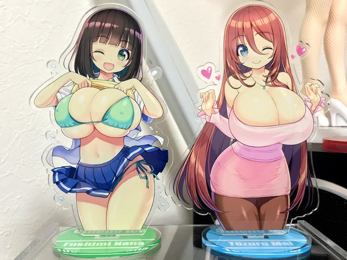 展示し忘れてましたがアクリルフィギュアこんな感じでした、せっかく作ったので記念に撮影
大体スマホサイズくらい。舞おねーさんが特にイイ感じにできた…! 