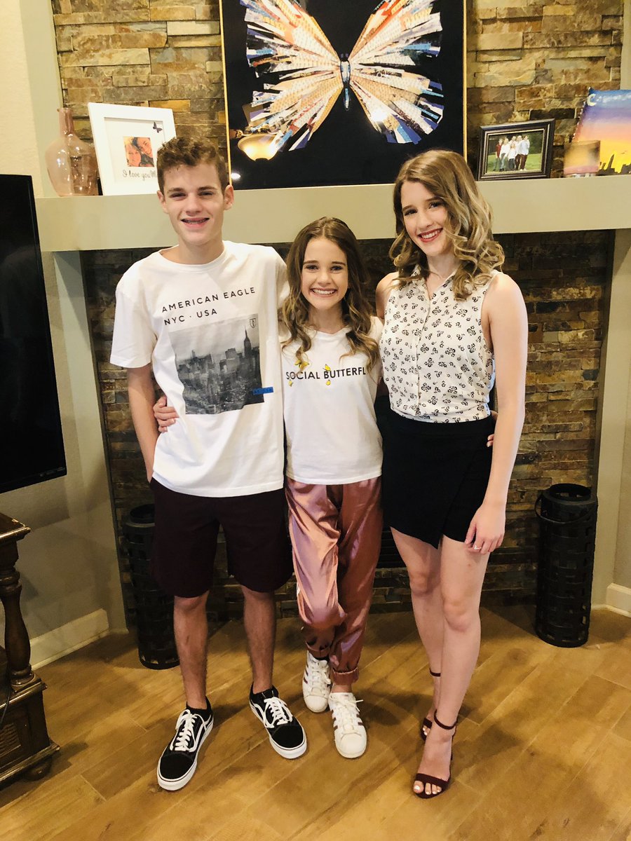 StacieSchulz2's tweet photo. #TeamSchulz is ready for 2019-2020!
Love all my children so much! 
#FirstDayOfSchool #proudmom https://t.co/wjopRiCXjy