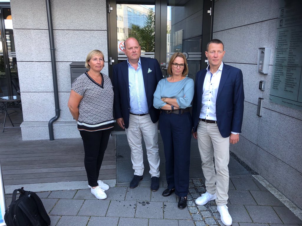 HK i Norge (@hkinorge) on Twitter photo «Det hjelper ikke å handle billig i Sverige om du har mista jobben i Norge» sier <a href="/forbundsleder/">Christopher Beckham</a> i HK, Trine Lise Sundnes. Dessverre ser det ikke ut til at politikerne tar dette på alvor #arendalsuka #grensehandel «Det hjelper ikke å handle billig i Sverige om du har mista jobben i Norge» sier <a href="/forbundsleder/">Christopher Beckham</a> i HK, Trine Lise Sundnes. Dessverre ser det ikke ut til at politikerne tar dette på alvor #arendalsuka #grensehandel