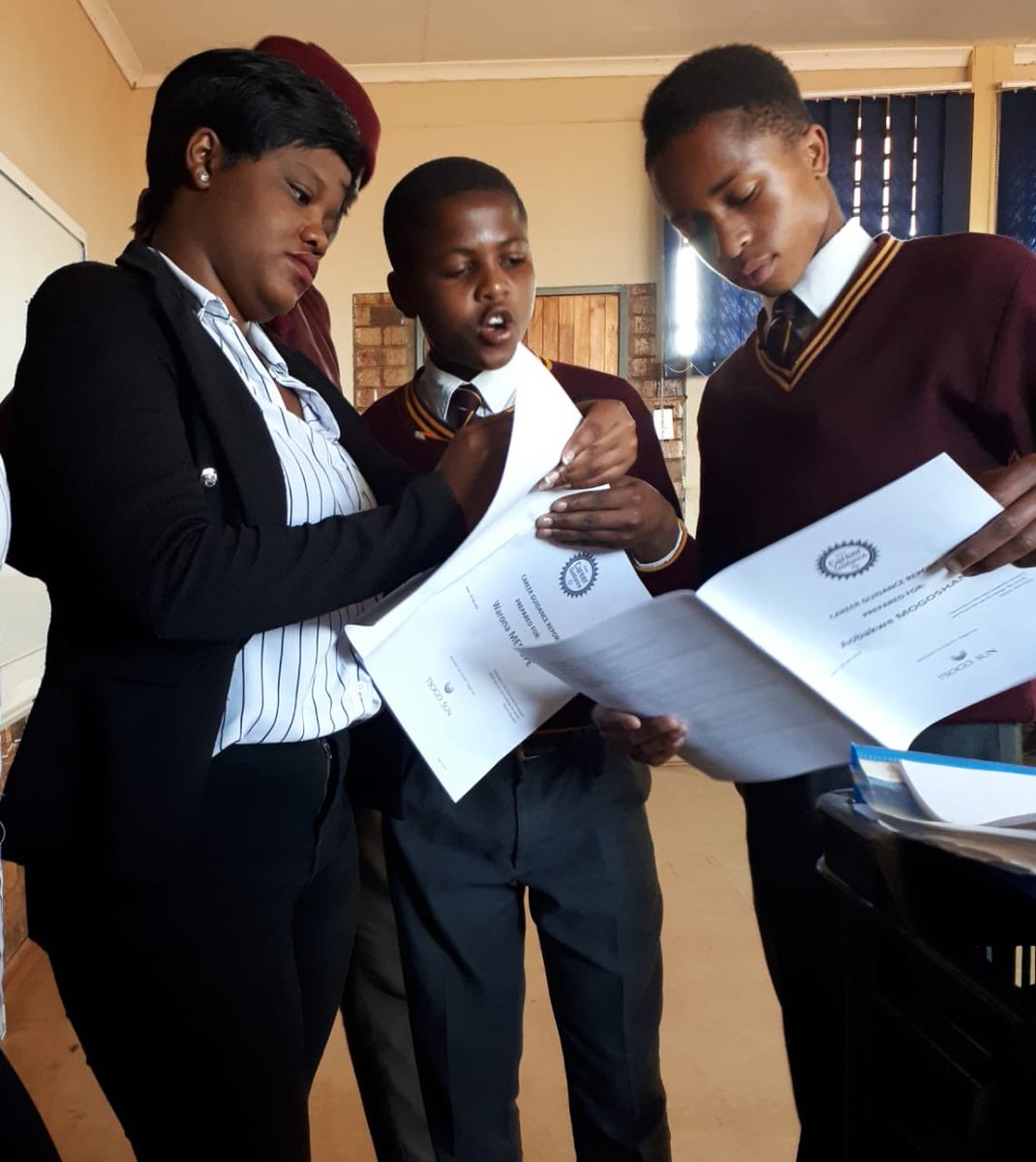 Career_Guide01's tweet image. Lisa helping these grade 9 learners make informed career choices 😎 #subjectselection #careerguidance #subjectchoice #TsogoCSI #onlinecareerguidance