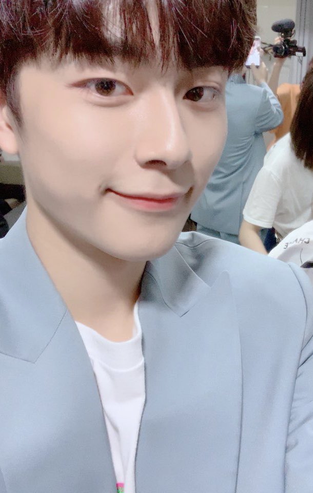 [📸] 20190813 @ #아이돌다방 제작발표회

'#아이돌다방' 제작발표회 현장에서 선호!🥳

내일 밤 6시! 드디어 올레tv 모바일을 통해 #돌다방 사장님이 된 선호를 처음 만나볼 수 있어요!👏👏

잊지 말고 본방사수, 약속? 응 약속!🤙
(돌다방 사연도 많이 많이 보내주세요💛💛)

#유선호 #YOO_SEONHO