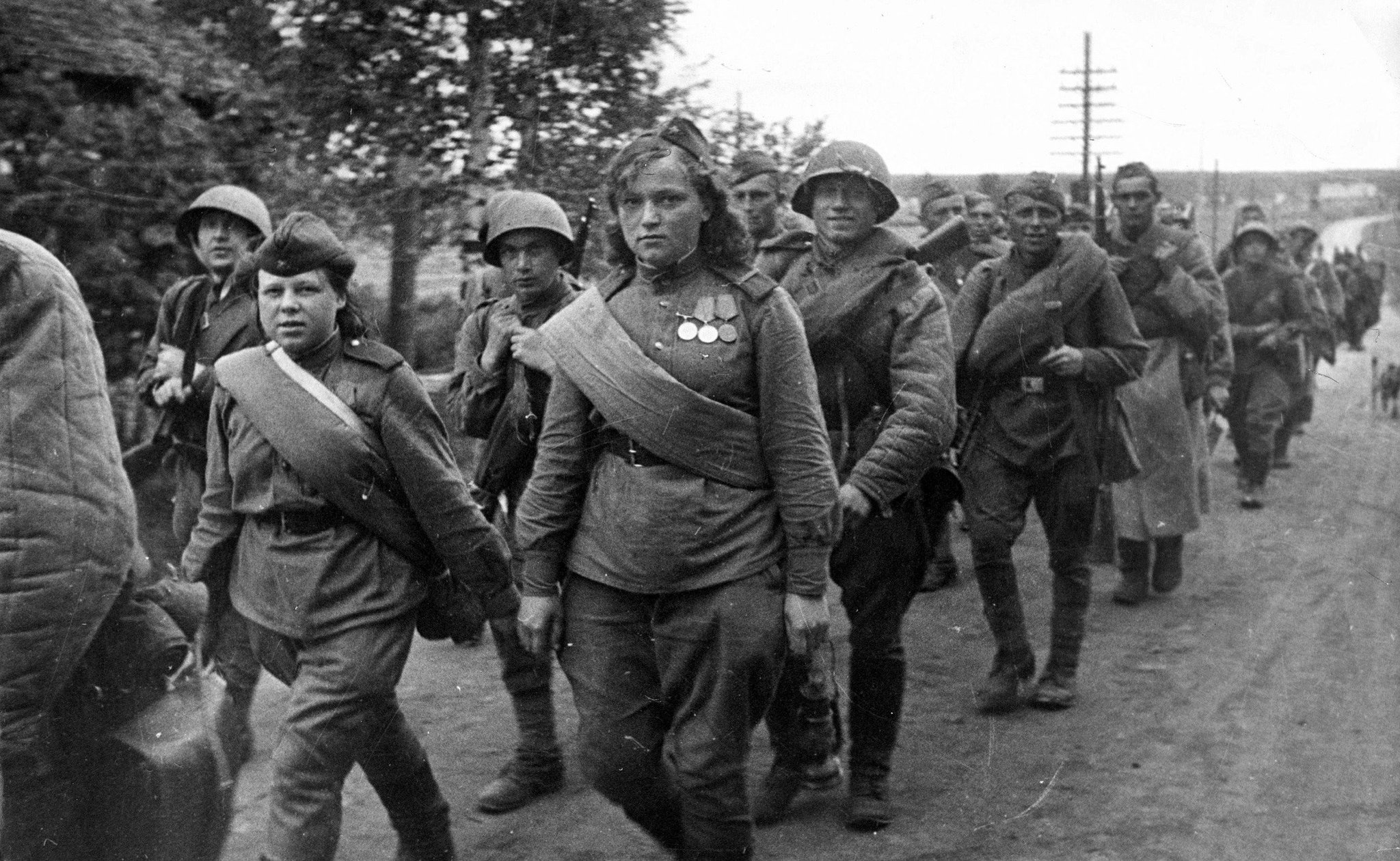 Картинки солдаты идут на войну