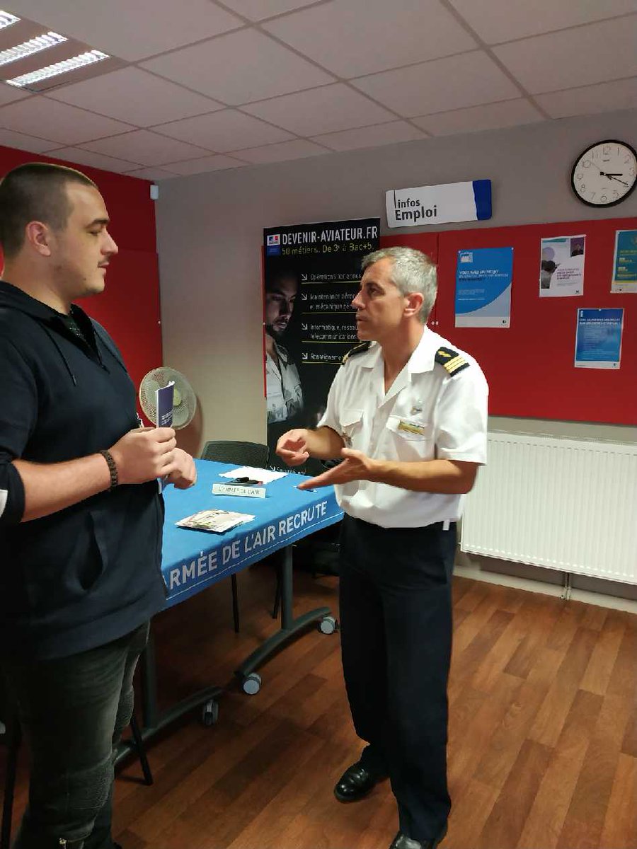 DumontLucille's tweet photo. #VersUnMétier Armées (Armée de Terre, Armée de l'Air, la Marine). Une quinzaine de Demandeurs d'Emploi présents au #PôleEmploi Somain s'informent des métiers et procédures de recrutement. #satisfaction employeurs, #satisfaction demandeurs d'emploi, merci les équipes ! https://t.co/1SwItRlU9g