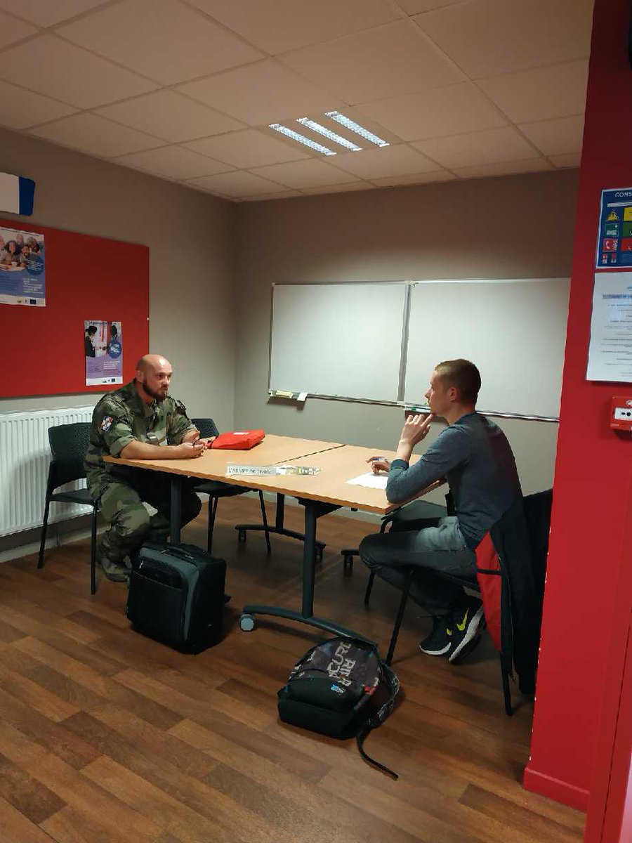 DumontLucille's tweet photo. #VersUnMétier Armées (Armée de Terre, Armée de l'Air, la Marine). Une quinzaine de Demandeurs d'Emploi présents au #PôleEmploi Somain s'informent des métiers et procédures de recrutement. #satisfaction employeurs, #satisfaction demandeurs d'emploi, merci les équipes ! https://t.co/1SwItRlU9g