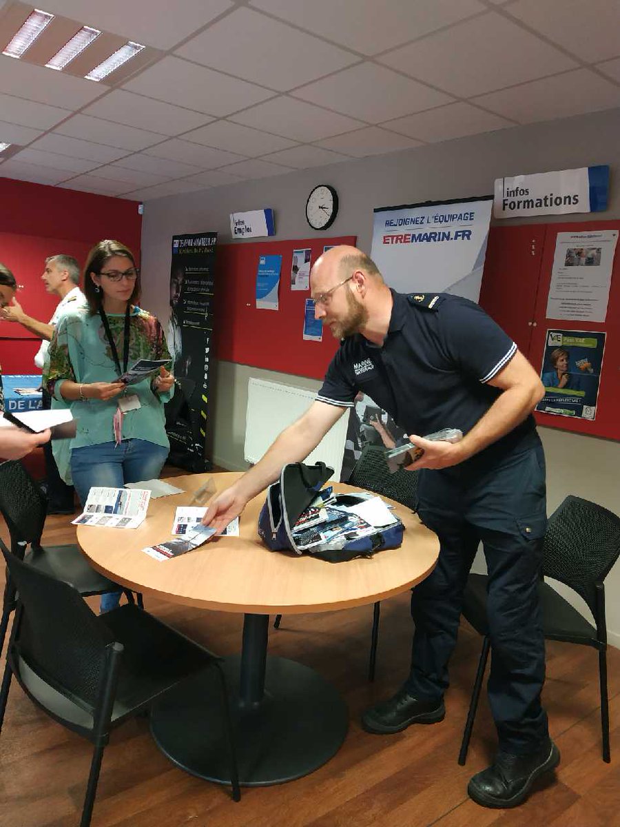 #VersUnMétier Armées (Armée de Terre, Armée de l'Air, la Marine). Une quinzaine de Demandeurs d'Emploi présents au #PôleEmploi Somain s'informent des métiers et procédures de recrutement. #satisfaction employeurs, #satisfaction demandeurs d'emploi, merci les équipes !