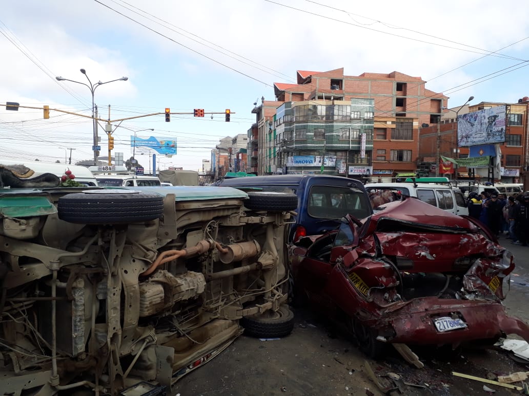 EnConexionbol's tweet photo. #ÚLTIMO Reportan un accidente de tránsito en la avenida Juan Pablo II altura FAB que dejó como saldo 11 personas heridas, según el reporte preliminar. Los afectados se encuentran en la Clínica San Salvador con pronóstico reservado.
#ATBNoticias
https://t.co/mYlLLwIXFE https://t.co/9WBWmL6y36