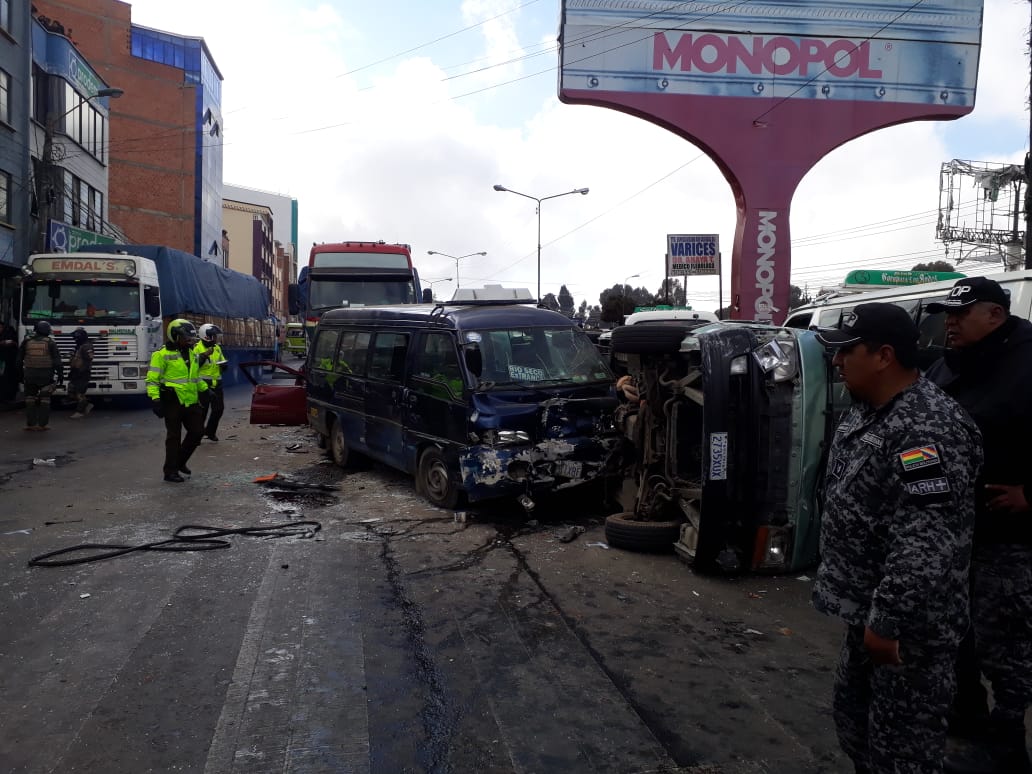 EnConexionbol's tweet photo. #ÚLTIMO Reportan un accidente de tránsito en la avenida Juan Pablo II altura FAB que dejó como saldo 11 personas heridas, según el reporte preliminar. Los afectados se encuentran en la Clínica San Salvador con pronóstico reservado.
#ATBNoticias
https://t.co/mYlLLwIXFE https://t.co/9WBWmL6y36