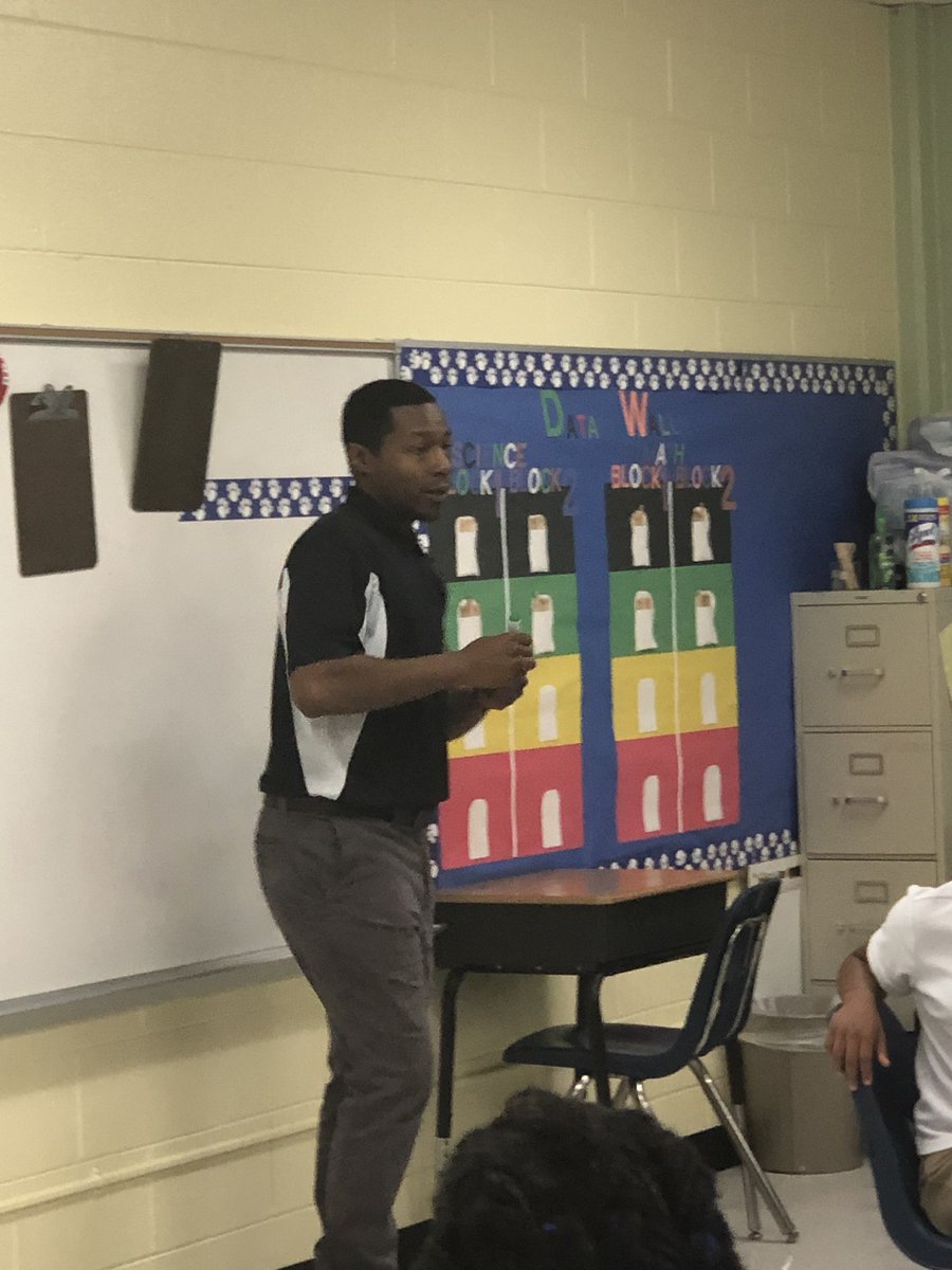 newportnotions's tweet photo. Mr. Moore had his students building their Interactive Notebooks today and he was excited about it! Our @BethuneES 5th grade team was on it doggonit! #FCSLearningStartsDay1 #BESDreamTeam https://t.co/opryA1MZoG