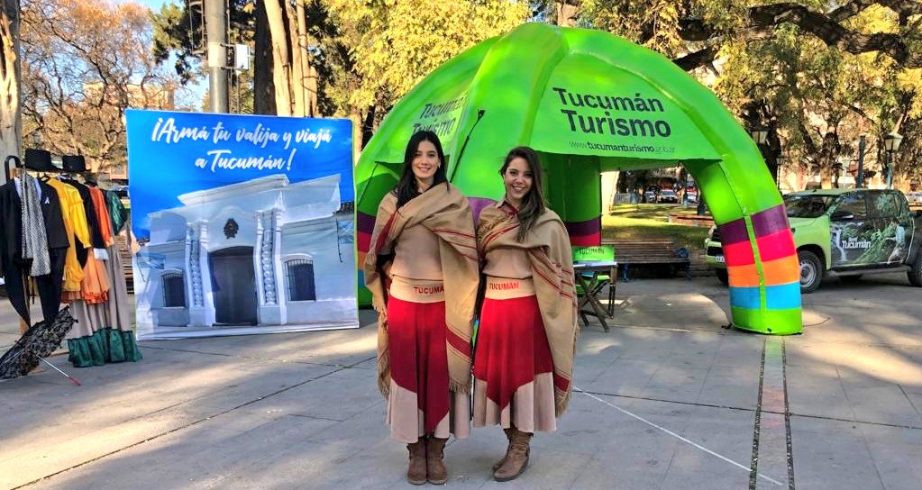 Hoy comenzamos en #Mendoza nuestra promoción! Vení a Plaza Independencia, vestite de época y llevate nuestras novedades en circuitos y rutas temáticas. Allí, nuestro personal te brindará todo el asesoramiento.