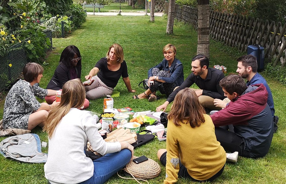 periclesinsight's tweet photo. L'été se termine, c'est l'occasion pour nos équipes de se retrouver autour d'un #piquenique au Jardin Catherine Labouré https://t.co/6STasUteIY