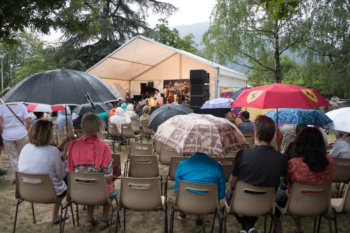 📸 SOUVENIR 📸

Le public d'<a href="/AlbertvilleJazz/">AlbertvilleJazzFest</a> festival a su s'équiper pour les concerts à Conflans 😉☔

© Jean-Claude Bruet