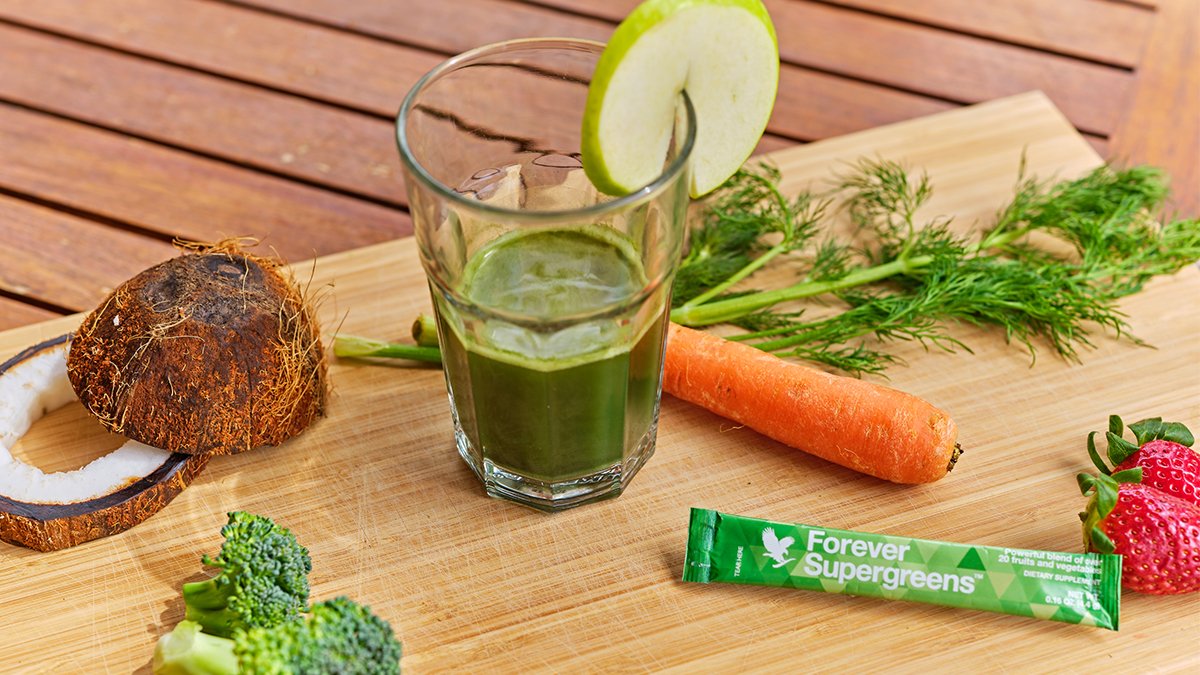 OfficialForever's tweet photo. Want to keep your body in tip-top shape this #summer? Remember to eat your greens! 🥗 🌿 Our #ForeverSupergreens contains over twenty fruits and veggies with vitamins C, E and magnesium to help give your body what it needs. https://t.co/qN3Qoox7IN