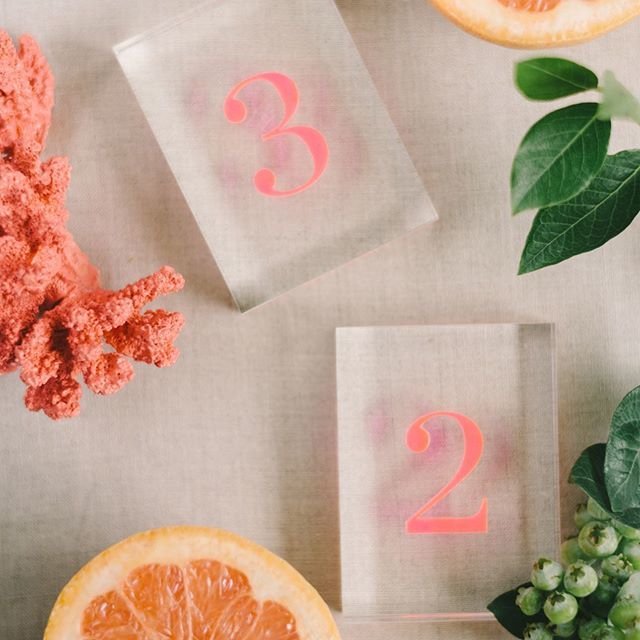 Fig2Design's tweet image. Lucite for the win! Table numbers don’t have to be obtrusive—they should compliment the decor but not take away from the beautiful table scape. They also don’t have to be huge...it’s not an auction, it’s a wedding! 🍊 photo by @lizfogarty ift.tt/2KuYXGW