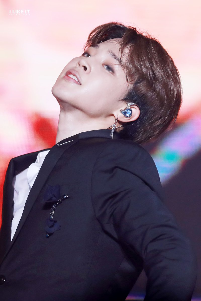 ILIKEIT_JM's tweet photo. 190811 롯데패밀리콘서트
#방탄소년단 #BTS
#JIMIN #지민 #우리지민
@BTS_twt 
이 각도 진짜 사람 미치게 하지 😭 https://t.co/JfgyyttN9Y