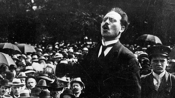 radicaldaily's tweet image. Aug 13 1871 - Karl Liebknecht born. German Revolution who, with Rosa Luxemburg, founded the Spartakist League &amp;amp; led opposition to WW1 in Germany. At the outbreak of German Revolution, declared the Socialist Republic, but was murdered by counter-revolutionary forces with Luxemburg