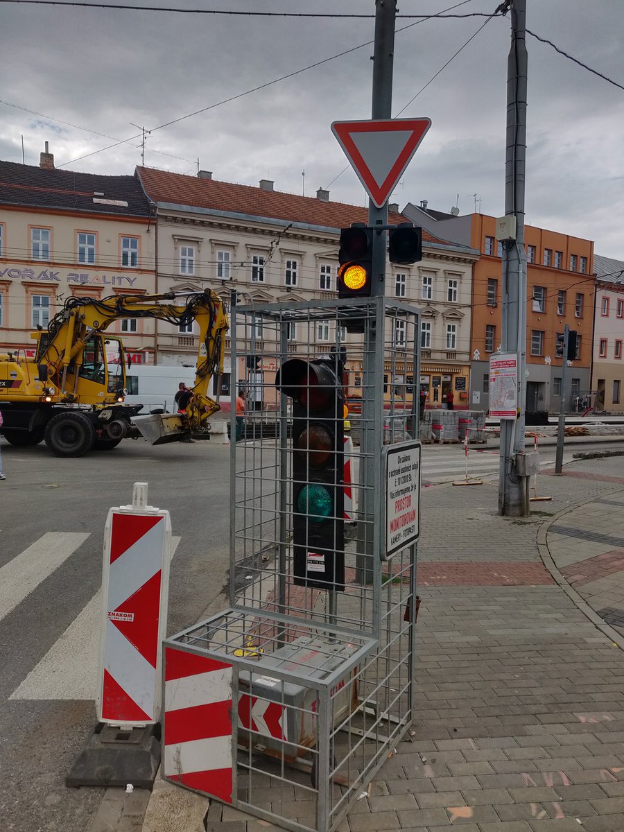 m1c4a1's tweet photo. Toto je trošku hádanka: hlavní semafor bliká žlutě, vedlejší má zelenou. Chodci semafor nesvítí, má jen zebru.
Kdy má chodec jdoucí po přechodu přednost, a pokud ne vždy, jak to má poznat?
#brno #cejl https://t.co/V56NDzfWMb