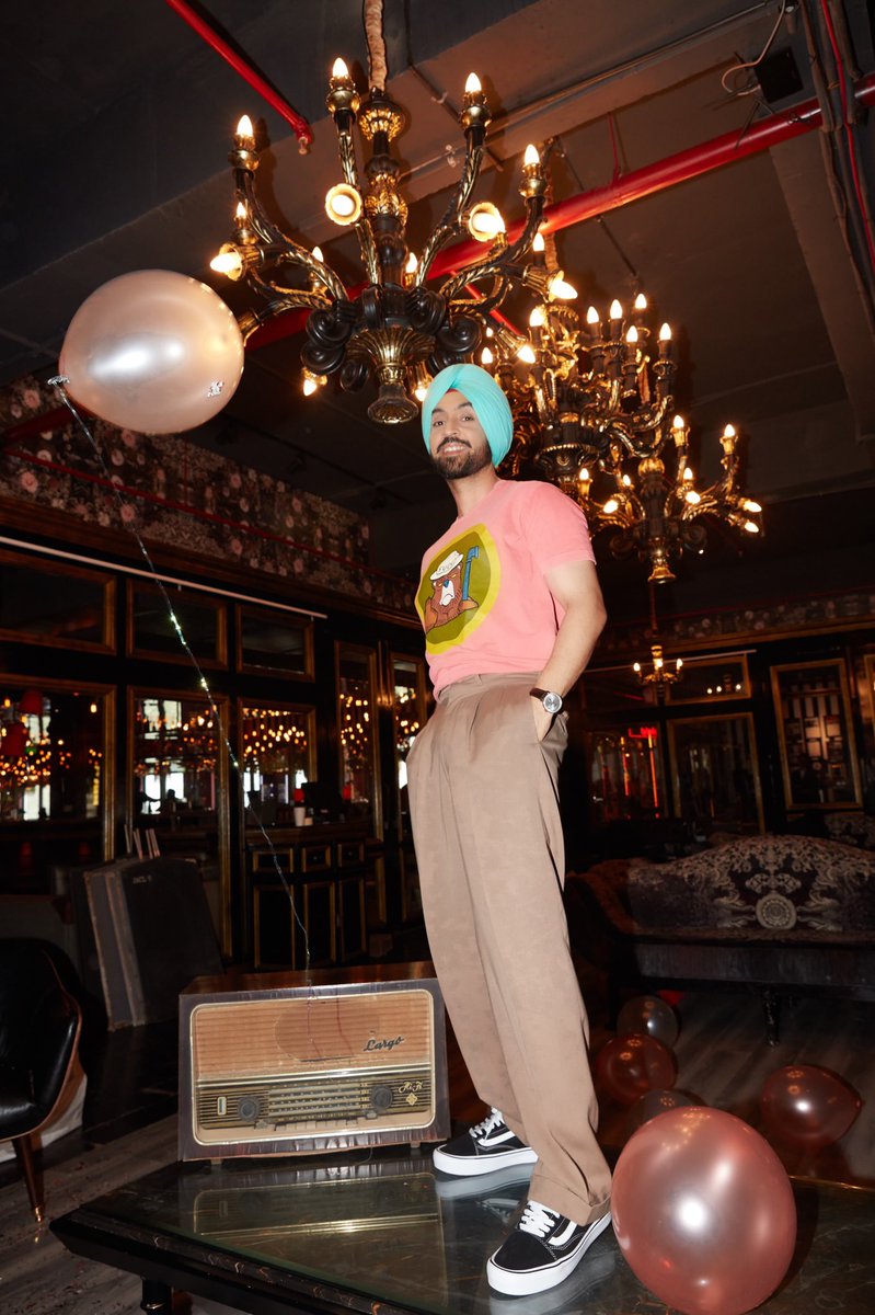 diljitdosanjh's tweet photo. ਮੁੱਛ ~ Bina Pechan Wali Baaj Di Koi Lodd Na Ni Ladh Moor La Sawaar LEYN De.. KHAD JA RAKANE TERE SHAUNKI JATT NU NI HATH MUCHHAN TE TAN MAAR LEYN DE ~  

#RoarTour USA 🇺🇸 

HEAVYWEIGHT BHANGRA PENA CALIFORNIA 7 September Oracle Arena 🕺🏽💃 

https://t.co/waRSXJ8jV3 https://t.co/Xsfqf7wmX7