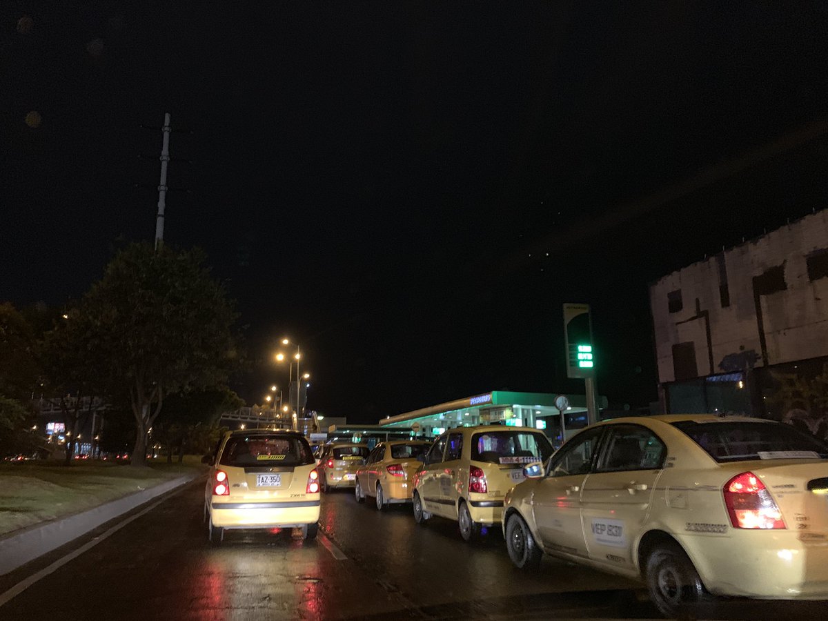 ocec28's tweet photo. Por qué se permite bahía de taxis en autopista norte con 165 sentido sur Nte en horas de la noche? El tráfico de este corredor vial mejoraría bastante! Por favor acciones y apoyo @Bocarejo_JP @SectorMovilidad @CaracolRadio @EnriquePenalosa https://t.co/P4bALLb9SJ