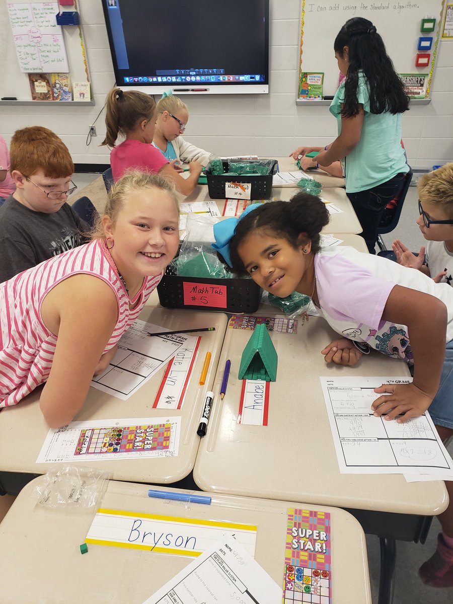 cctownsend05's tweet photo. Mrs. Townsen's 4th grade is working on place value structures today! 🥰 @LCSforKids @SugarCreekElem @MrMattTaylor @cleobmiller https://t.co/gWtOIdLqu2