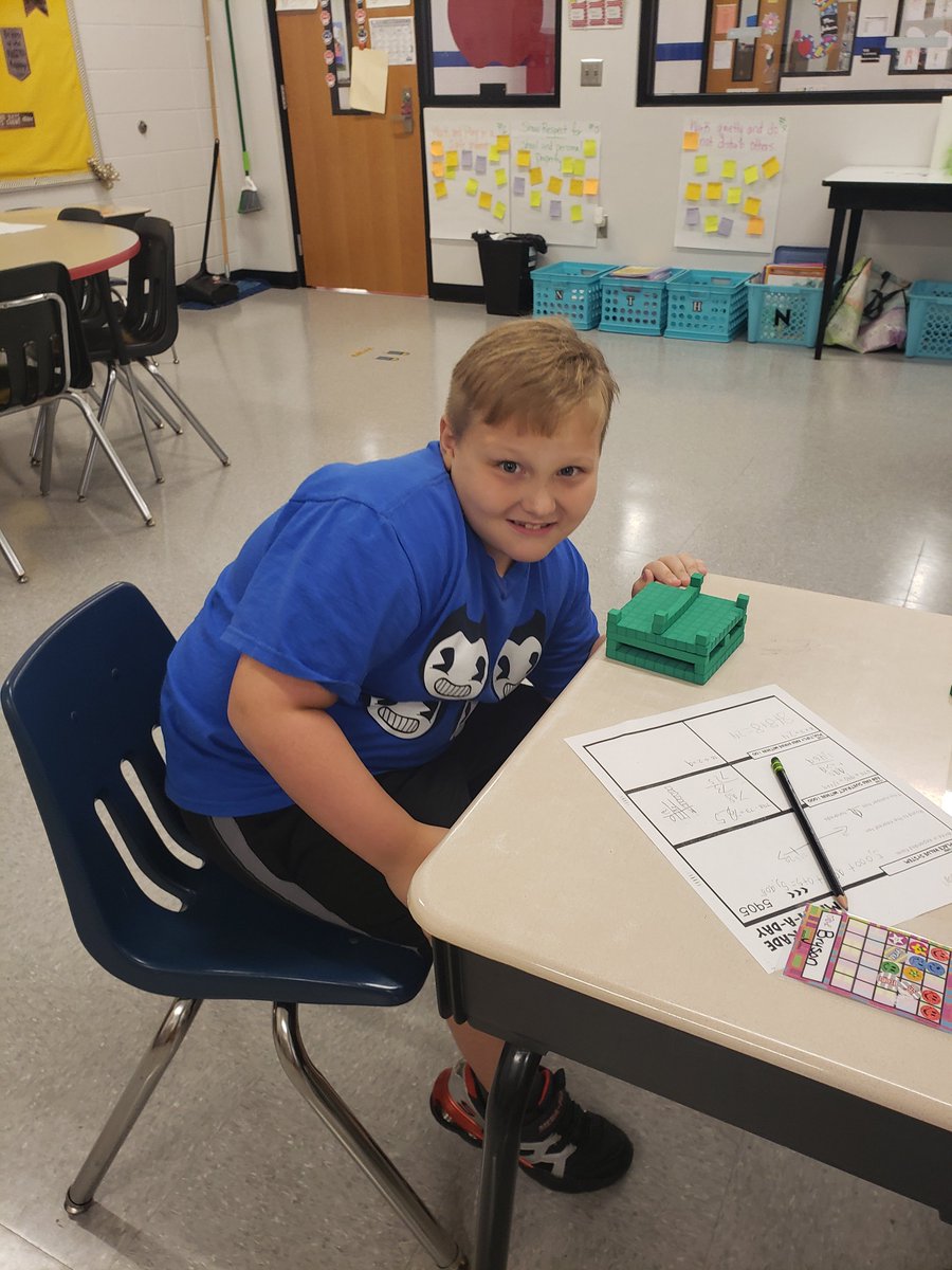 cctownsend05's tweet photo. Mrs. Townsen's 4th grade is working on place value structures today! 🥰 @LCSforKids @SugarCreekElem @MrMattTaylor @cleobmiller https://t.co/gWtOIdLqu2