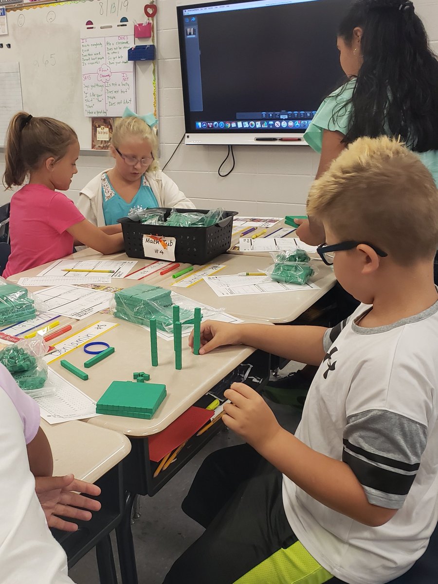 cctownsend05's tweet photo. Mrs. Townsen's 4th grade is working on place value structures today! 🥰 @LCSforKids @SugarCreekElem @MrMattTaylor @cleobmiller https://t.co/gWtOIdLqu2