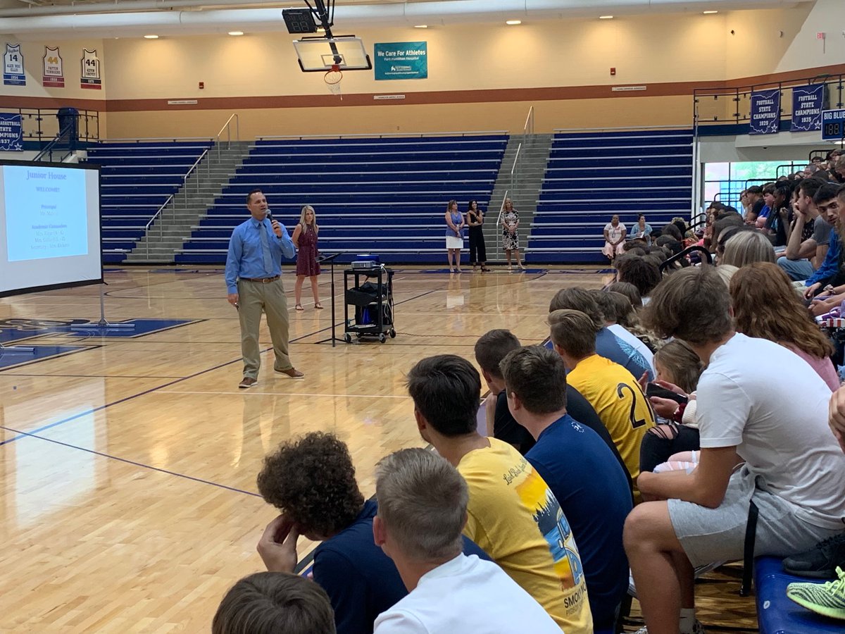 JohnWilhelm_PHS's tweet photo. @HSAsstPHCSD11 Mr. Mahon welcomes our juniors #BackToTheBlue - looking for great things from the HHS class of 2021 https://t.co/zXRo5zym95