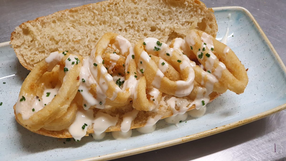 Cómo darle la vuelta a un concepto clásico🤗 Bocadillo de calamares y mahonesa de tomillo-limón 🍋✨
.
.
.
#EstadoPuro #PacoRoncero #DeliciasEnEstadoPuro #TapasEnEstadoPuro